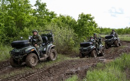 Quân đội Nga sử dụng xe địa hình và xe máy khi săn tìm mục tiêu Ukraine