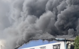 CLIP: Cháy lớn trong khu công nghiệp ở Đồng Nai, cột khói cao hàng trăm mét