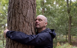 Người đàn ông 42 tuổi thoát khỏi stress nhờ ‘ôm cây’ và ‘tắm rừng’ cực tiết kiệm chi phí