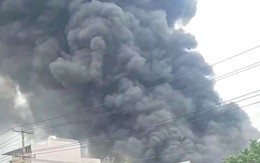 Khói lửa cuồn cuộn kèm nhiều tiếng nổ, gần 60 người chữa cháy nhà xưởng ở Bình Dương