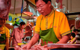 Người đàn ông bị chế giễu vì tốt nghiệp ĐH Bắc Kinh xong đi bán thịt lợn, 10 năm sau tất cả phải xin lỗi