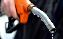 Giá xăng dầu bật tăng, RON 95 vượt 22.000 đồng/lít