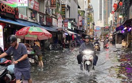 'Phố Tây' ở TPHCM hóa sông sau cơn mưa lớn