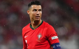 Hành động gây tranh cãi của Ronaldo trong ngày lập kỷ lục Euro