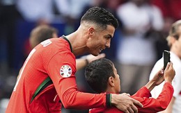 Cậu bé chụp ảnh cùng Ronaldo nhận án phạt nặng từ UEFA