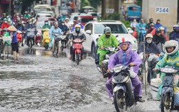 Người Hà Nội chật vật đi làm trong cơn mưa nặng hạt