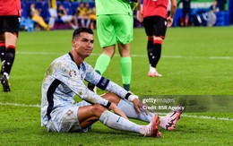 Ronaldo "tịt ngòi" và nhận thẻ vàng, Bồ Đào Nha thua sốc trước đội bóng xếp hạng thấp nhất Euro