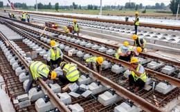 Trung Quốc thải ra hàng triệu tấn đường ray đã qua sử dụng mỗi năm, nhưng tại sao chúng lại bị chôn xuống đất thay vì đem đi tái chế?