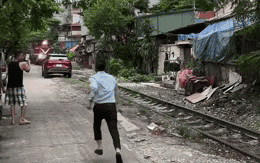 Đỗ ô tô sát đường tàu, chủ xe hớt hải chạy về nhưng không kịp: Hiện trường thê thảm