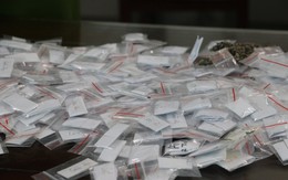 Theo dõi đối tượng bất minh về kinh tế, khám xét 3 địa điểm, thu giữ hàng loạt "bùa ngải" và sổ sách tiếng dân tộc: Bắt ổ nhóm lừa đảo hơn 86 tỷ đồng