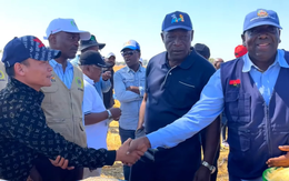 Bộ trưởng Nông nghiệp Angola đến tận nơi mua gạo của team Quang Linh châu Phi và thử món nước ép mía giải khát
