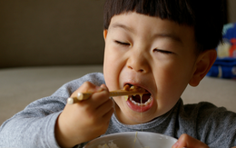 Trẻ có EQ thấp thường có 4 thói quen này trên bàn ăn: Nếu con bạn không có thì xin chúc mừng