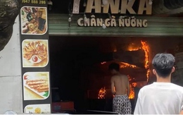 Cháy cửa hàng chân gà nướng trên phố Đê La Thành, Hà Nội
