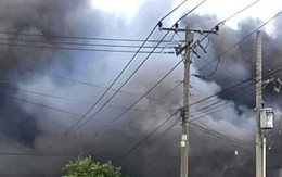 Đang cháy lớn tại xưởng gỗ 3.000m2 ở Bình Dương, khói đen kịt một vùng