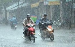 Áp thấp nhiệt đới áp sát đất liền Huế - Quảng Bình, mưa lớn kéo dài
