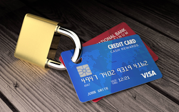 Hàng loạt chủ cửa hàng bị khóa tài khoản ngân hàng vì một chiêu lừa đảo, vừa giao đơn cho khách "sộp", thẻ lập tức bị đóng băng!