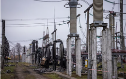 Người dân Ukraine chật vật trong cái nóng thiêu đốt giữa khủng hoảng lưới điện