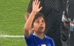 Quý tử nhà Messi hút 16 triệu view chỉ bằng biểu cảm cực sốc khi giơ tay xin mảnh lưới rách mà bị nẫng tay trên