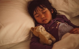 Có phải việc ngủ cùng ai khi còn nhỏ sẽ quyết định tính cách suốt đời của trẻ?
