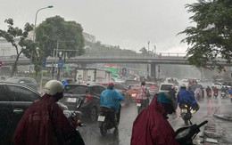 7 giờ sáng Hà Nội mưa trắng trời do ảnh hưởng bão số 2, dân công sở chật vật đi làm
