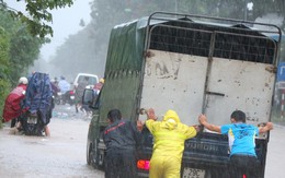 Đại lộ Thăng Long ngập như sông, đoàn xe ùn tắc cả km