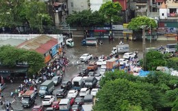 Phong tỏa nhiều tuyến phố Hà Nội do ngập nước kéo dài