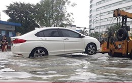 Đường phố Hà Nội ngập trong biển nước, dịch vụ cứu hộ xe 'cháy hàng'