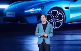 Muốn trải nghiệm nhiều loại xe, CEO Xiaomi Lôi Quân "ngụy trang" đến showroom để lái thử, mượn cả xe của nhân viên: Miệt mài ghi chép, xong việc không quên đổ xăng và rửa xe
