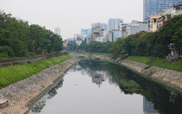 Sau thời gian ngắn ngủi chuyển màu xanh, nước sông Tô Lịch lại đen kịt, hôi thối