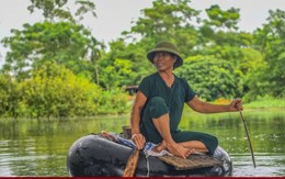 'Rốn lũ' Hà Nội: Người chèo thuyền tìm vịt lạc, người xót xa nhìn gà chết cả đàn