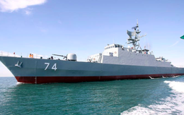 Tàu khu trục hiện đại nhất của Iran lật úp