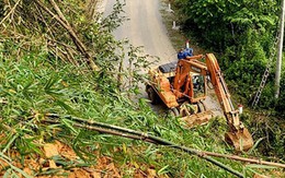 Mưa lớn, sườn núi đổ sập xuống chia cắt quốc lộ nối 2 tỉnh Điện Biên và Lai Châu