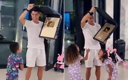 Ronaldo chứng minh độ hot quá khủng khiếp, chỉ sau 11 giờ mở kênh YouTube đã lập kỷ lục mà Taylor Swift phải mất 8 năm mới đạt được