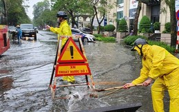 Nhiều khu vực ở Hà Nội mưa rất lớn, hiếm gặp