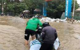 Hà Nội: Nhiều khu vực vẫn ngập sâu sau đêm mưa lớn tối qua