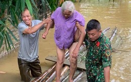 Mưa lớn kéo dài, đường sá thành sông: Bộ đội, công an dầm mình giúp dân chạy lũ