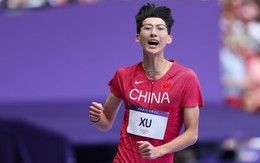 VĐV gây sốt tại Olympic vì giao diện "như đi thi học sinh giỏi", vừa đeo kính vừa chạy băng băng về đích