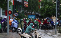 Đại lộ Thăng Long ngập sâu, nhiều tuyến đường vào nội đô ùn tắc