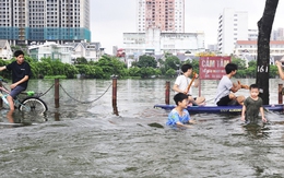 Hà Nội: Đường trong đô thị Văn Quán trở thành sông, nhiều bạn trẻ tranh thủ chụp ảnh, bơi thuyền