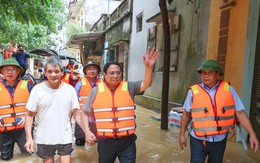 Hình ảnh Thủ tướng lội nước, thăm hỏi người dân bị lũ cô lập ở Bắc Giang