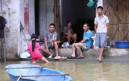 "Rốn lũ" Chương Mỹ chạy ngập: Người dân dùng thuyền đi lại, hết lần ngập này lại đến đợt lụt khác nối nhau