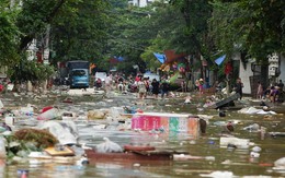 'Biển rác' nổi trên nước lũ ở Tuyên Quang