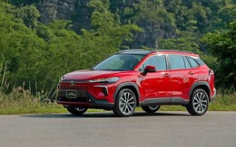 Một mẫu xe siêu tiết kiệm xăng của Toyota bứt phá 300%, giành ngôi vua doanh số phân khúc hybrid từ tay Honda CR-V