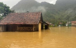 "Làng du lịch tốt nhất thế giới" Tân Hóa ngập sâu, bị cô lập sau bão số 4