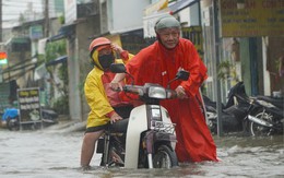 Mưa dai dẳng ở TPHCM khiến đường ngập sâu, xe chết máy hàng loạt