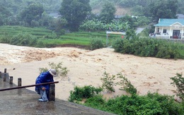 Mưa lớn khiến nước lũ dâng cao, xã biên giới Thanh Hóa khẩn cấp sơ tán dân