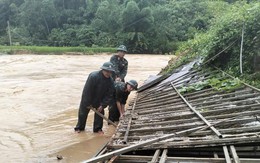 Mưa lũ cuốn trôi nhiều cột điện, hơn 800 hộ dân ở vùng núi Thanh Hóa mất điện