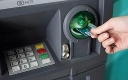 Thấy bàn phím ATM nhô cao hơn bình thường và nhiều dấu hiệu lạ khác, người dùng ngân hàng dừng ngay giao dịch để tránh bị đánh cắp thông tin!