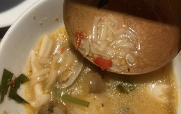 Trải nghiệm đáng sợ của 2 mẹ con tại quán đồ ăn Lào với nồi lẩu tomyum đầy vụn mì tôm, hủ tiếu và miến