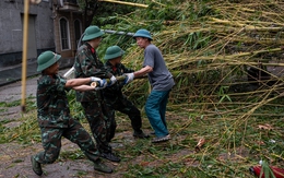 Những giờ phút vất vả ngay khi bão Yagi quét qua: Khẩn trương dọn dẹp, cứu hộ, giải phóng giao thông cho người dân Thủ đô